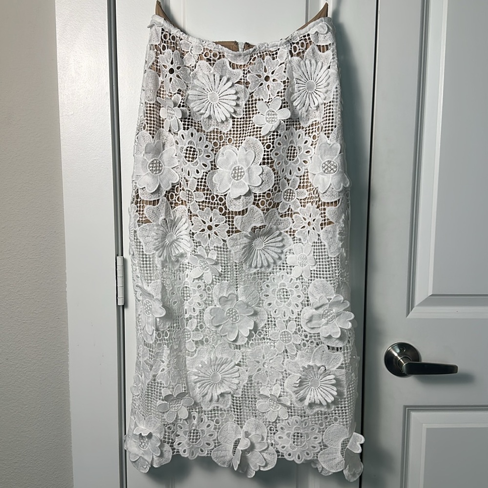 NEW COMMENSE Asymmetrical Floral Lace Top Skirt Set - Picture 6 of 7